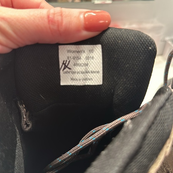 Hiking boots **NEVER WORN** - Picture 4 of 5